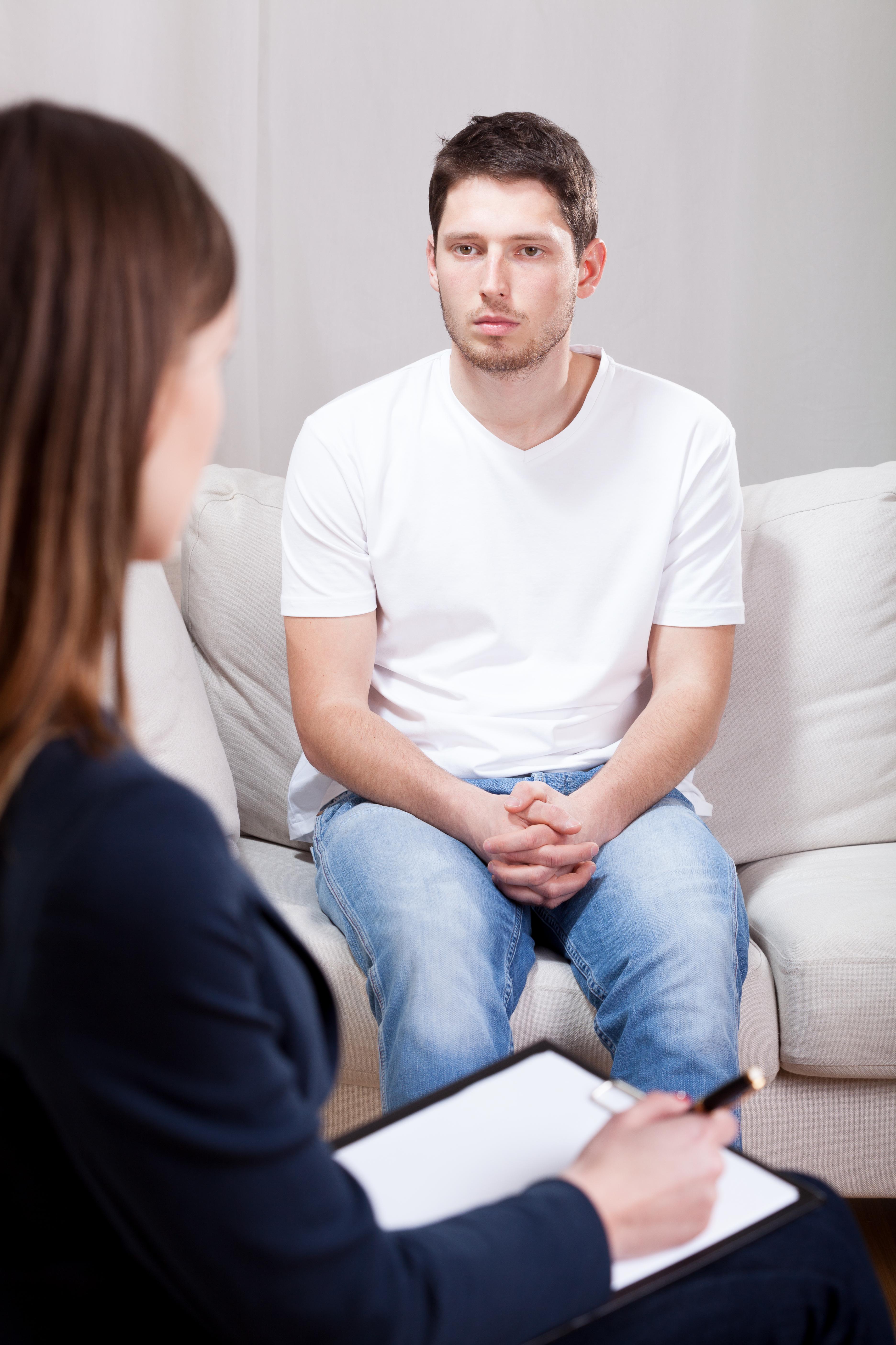 Mann auf einem Sofa bei einer Psychotherapeutin